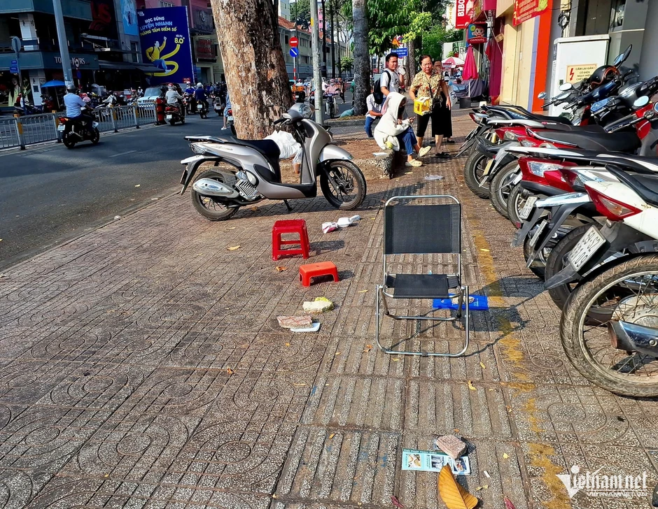 Giá vàng bật tăng sốc, người dân TPHCM xếp ghế chờ mua cho đỡ mỏi chân