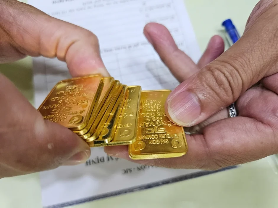 Giá vàng đi ngang, bạc chạm mốc 3,3 triệu đồng/lượng Giá vàng đi ngang, bạc chạm mốc 3,3 triệu đồng/lượng