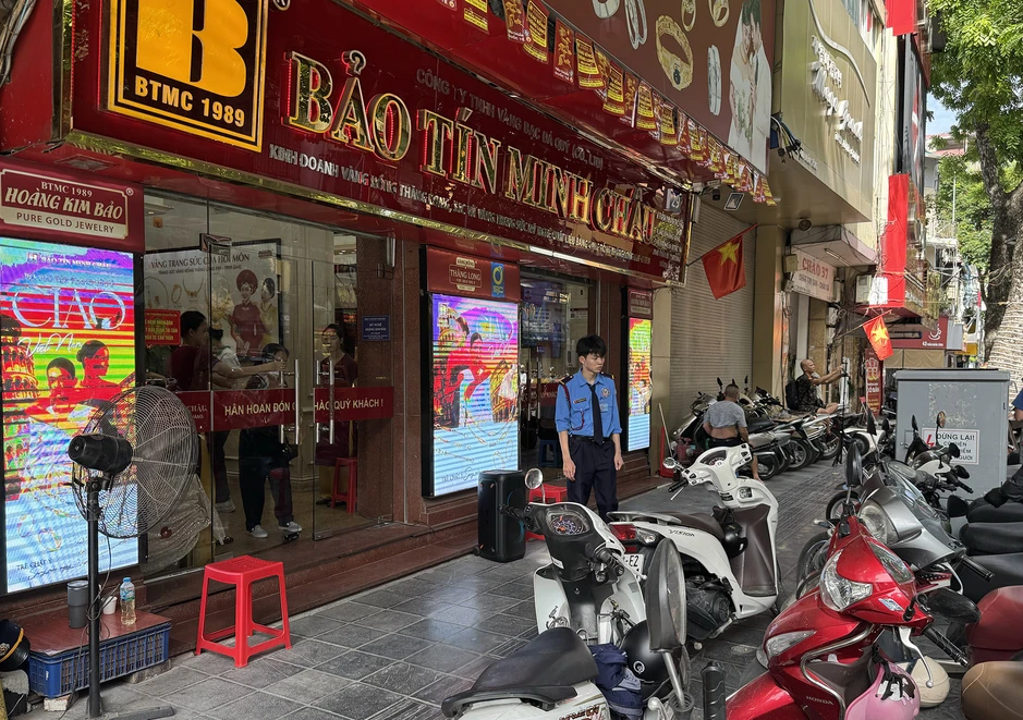Giá vàng giảm gần 1 triệu đồng/lượng, phố vàng Hà Nội vẫn đìu hiu Giá vàng giảm gần 1 triệu đồng/lượng, phố vàng Hà Nội vẫn đìu hiu