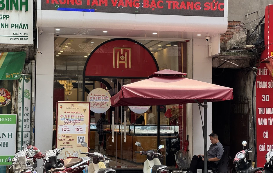 Giá vàng giảm gần 1 triệu đồng/lượng, phố vàng Hà Nội vẫn đìu hiu Giá vàng giảm gần 1 triệu đồng/lượng, phố vàng Hà Nội vẫn đìu hiu