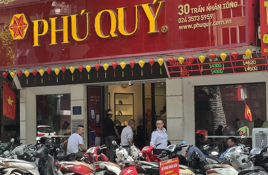 Giá vàng giảm gần 1 triệu đồng/lượng, phố vàng Hà Nội vẫn đìu hiu Giá vàng giảm gần 1 triệu đồng/lượng, phố vàng Hà Nội vẫn đìu hiu