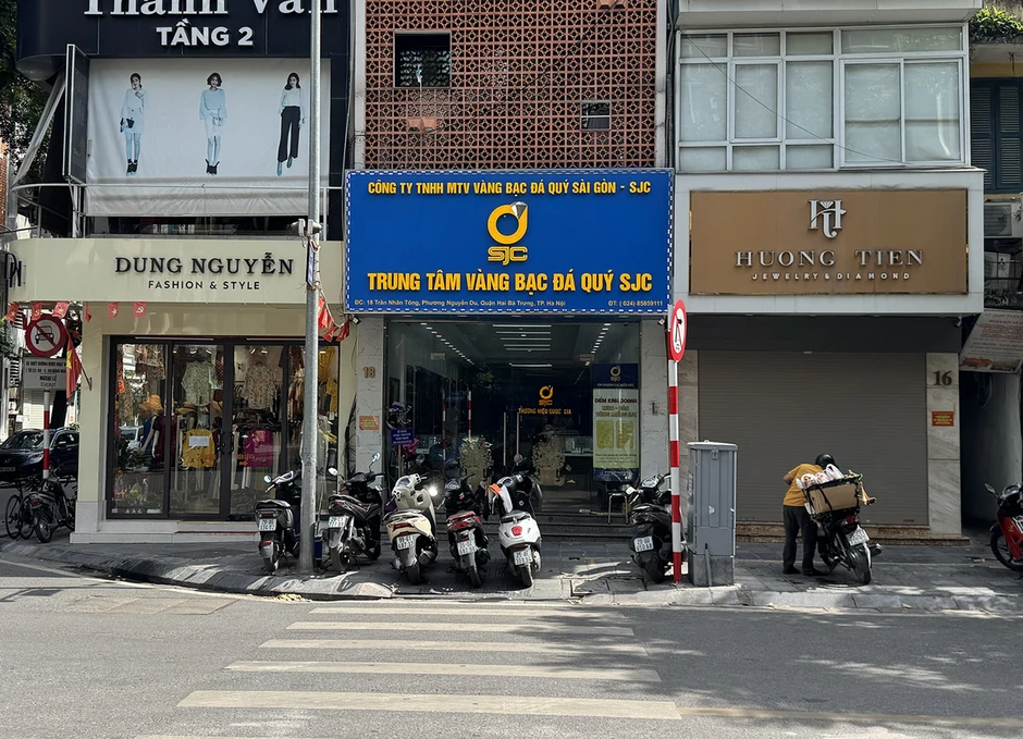 Giá vàng giảm gần 1 triệu đồng/lượng, phố vàng Hà Nội vẫn đìu hiu Giá vàng giảm gần 1 triệu đồng/lượng, phố vàng Hà Nội vẫn đìu hiu