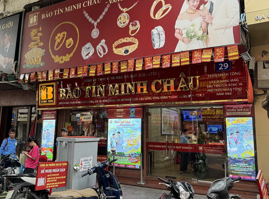 Giá vàng giảm, tiệm vàng vắng khách, Bảo Tín Minh Châu cho mua 10 chỉ cầm về Giá vàng giảm, tiệm vàng vắng khách, Bảo Tín Minh Châu cho mua 10 chỉ cầm về