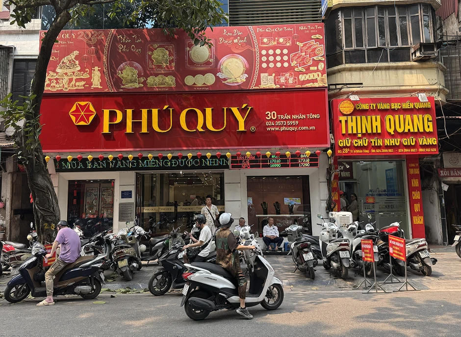 Giá vàng giảm, tiệm vàng vắng khách, Bảo Tín Minh Châu cho mua 10 chỉ cầm về Giá vàng giảm, tiệm vàng vắng khách, Bảo Tín Minh Châu cho mua 10 chỉ cầm về