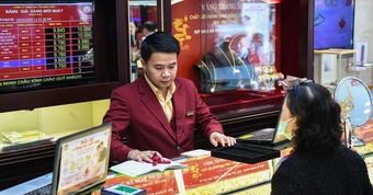Giá vàng hôm nay 17/3/2026 giảm trên thế giới, SJC lại ngược chiều