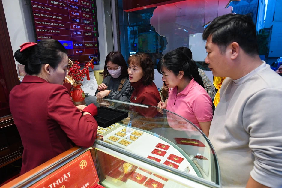 Giá vàng hôm nay 3/3/2026 cắm đầu đi xuống, SJC có thể giảm sâu Giá vàng hôm nay 3/3/2026 cắm đầu đi xuống, SJC có thể giảm sâu