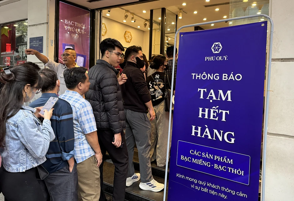 Giá vàng lao dốc, người dân Hà Nội đổ xô xếp hàng 'bắt đáy' Giá vàng lao dốc, người dân Hà Nội đổ xô xếp hàng 'bắt đáy'