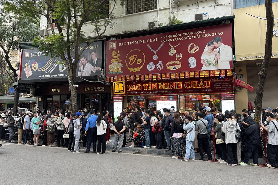 Giá vàng lao dốc, người dân Hà Nội đổ xô xếp hàng 'bắt đáy' Giá vàng lao dốc, người dân Hà Nội đổ xô xếp hàng 'bắt đáy'