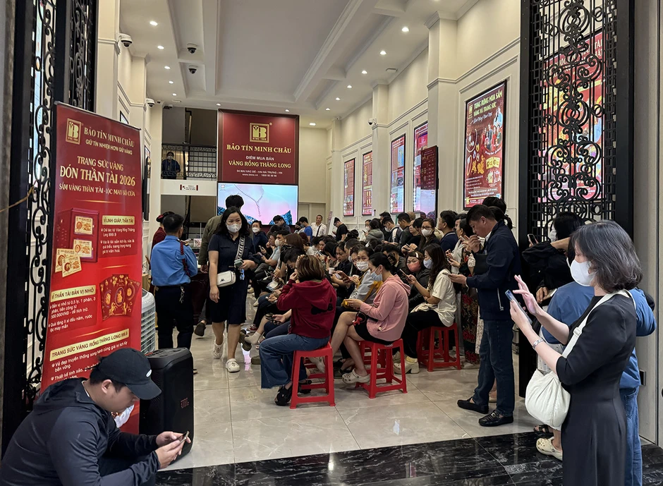 Giá vàng lao dốc, người dân Hà Nội đổ xô xếp hàng 'bắt đáy' Giá vàng lao dốc, người dân Hà Nội đổ xô xếp hàng 'bắt đáy'