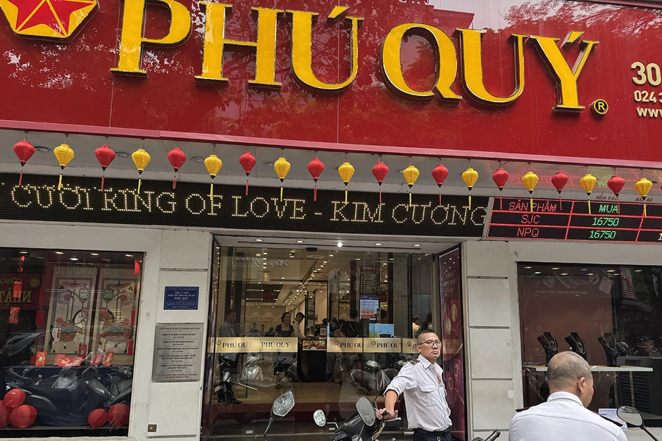 Giá vàng lao dốc, 'phố vàng' vắng tanh, Bảo Tín Minh Châu bán hàng kiểu mới Giá vàng lao dốc, 'phố vàng' vắng tanh, Bảo Tín Minh Châu bán hàng kiểu mới