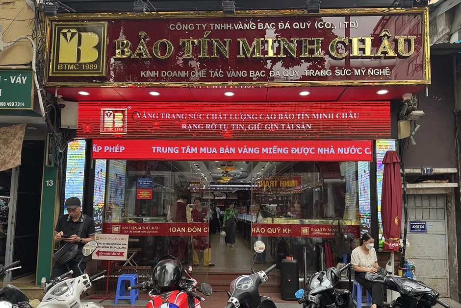 Giá vàng lao dốc, 'phố vàng' vắng tanh, Bảo Tín Minh Châu bán hàng kiểu mới Giá vàng lao dốc, 'phố vàng' vắng tanh, Bảo Tín Minh Châu bán hàng kiểu mới