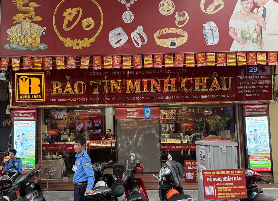 Giá vàng lao dốc, 'phố vàng' vắng tanh, Bảo Tín Minh Châu bán hàng kiểu mới Giá vàng lao dốc, 'phố vàng' vắng tanh, Bảo Tín Minh Châu bán hàng kiểu mới