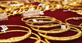 Giá vàng lao dốc về sát 5.000 USD/ounce, dự báo 'nóng' cho chu kỳ tới