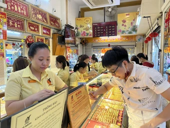 Giá vàng sáng 9/8 cao hơn đầu tuần 1,2 triệu đồng/lượng nhưng người mua vẫn chưa có lãi