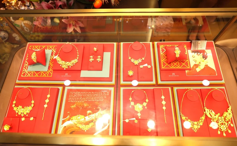 Giá vàng tăng sốc, thị trường lại 'nóng' vì khan hàng Giá vàng tăng sốc, thị trường lại 'nóng' vì khan hàng