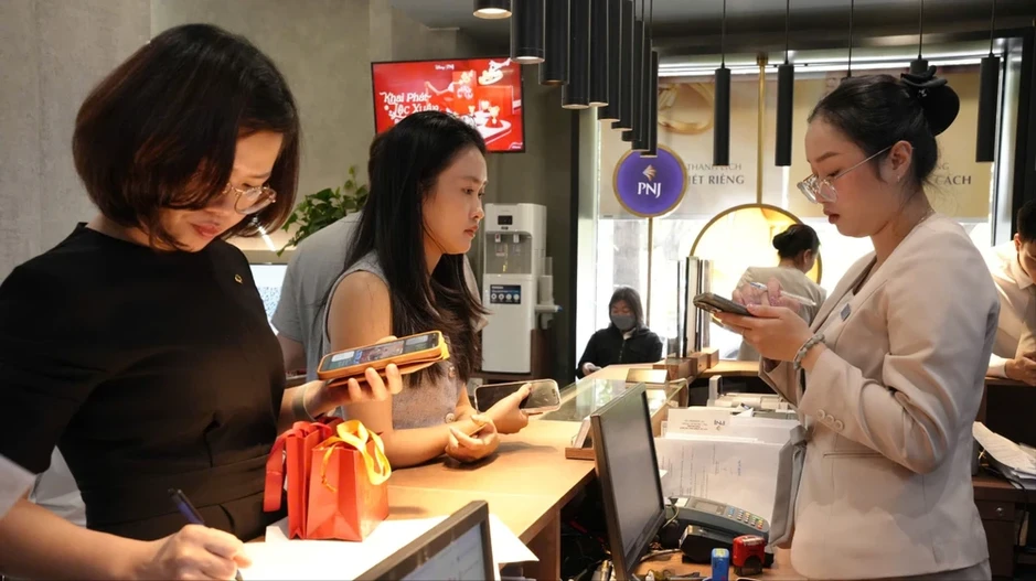 Giá vàng tăng sốc, thị trường lại 'nóng' vì khan hàng Giá vàng tăng sốc, thị trường lại 'nóng' vì khan hàng