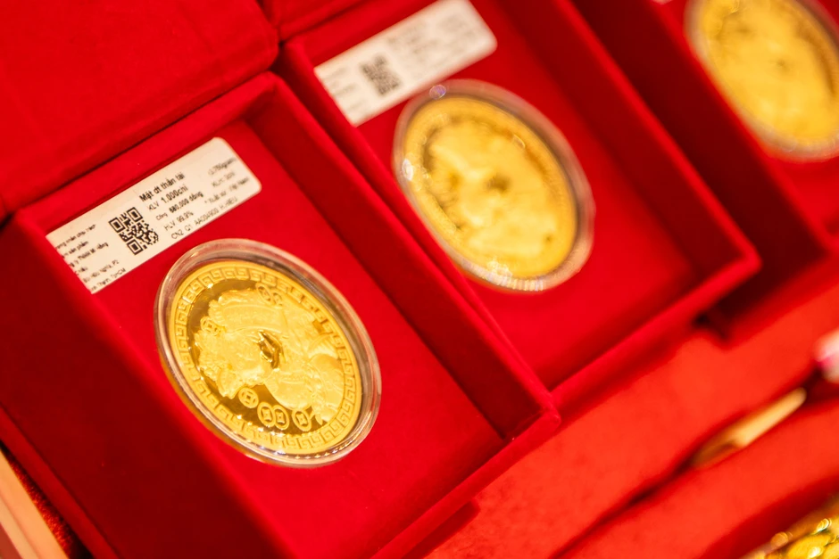 Giá vàng tăng vọt bất chấp dầu leo thang, giới đầu tư nhắm mốc 5.000 USD Giá vàng tăng vọt bất chấp dầu leo thang, giới đầu tư nhắm mốc 5.000 USD
