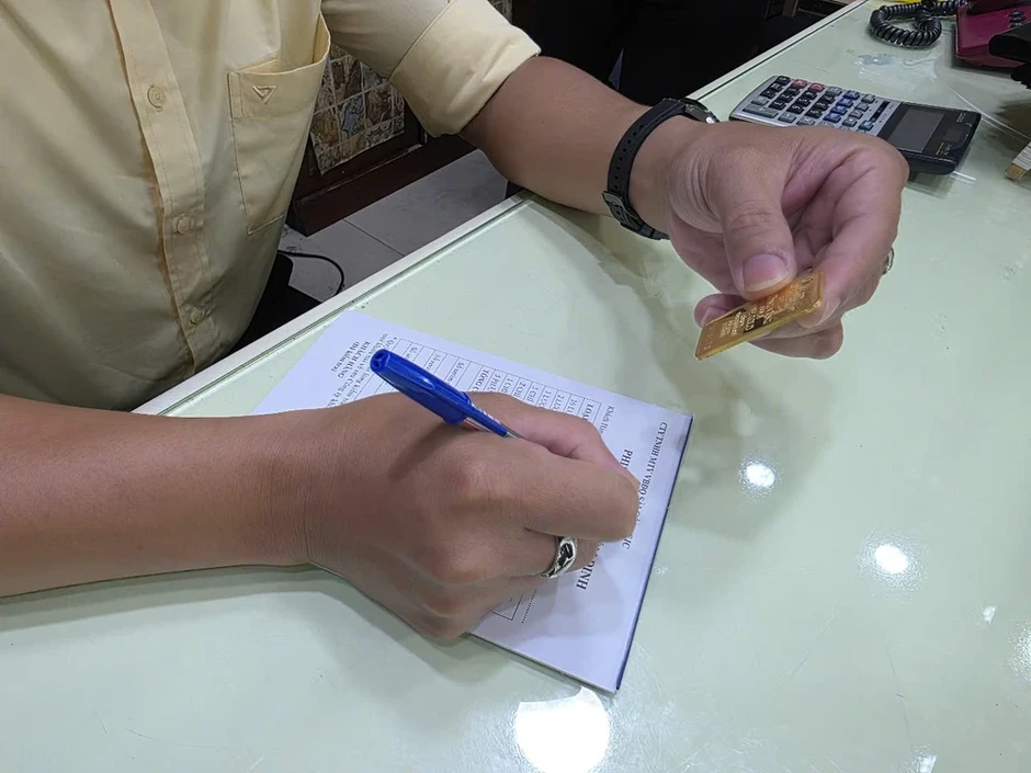 Giá vàng thế giới bật tăng, vàng trong nước vẫn lao dốc Giá vàng thế giới bật tăng, vàng trong nước vẫn lao dốc