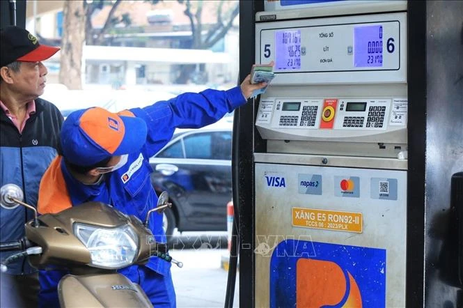 Giá xăng dầu điều chỉnh từ 15 giờ ngày 21/5 Giá xăng dầu điều chỉnh từ 15 giờ ngày 21/5