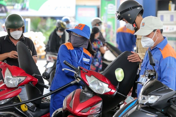Giá xăng dầu đồng loạt giảm, dầu diesel rẻ hơn gần 1.000 đồng/lít Giá xăng dầu đồng loạt giảm, dầu diesel rẻ hơn gần 1.000 đồng/lít