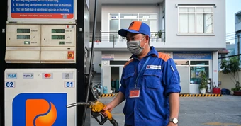 Giá xăng dầu đồng loạt giữ mức cao sau khi xả quỹ bình ổn
