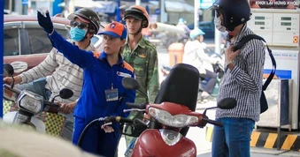 Giá xăng dầu giảm mạnh , xăng E10 dưới 21 . 000 Đồng / lít trong tháng 6 năm 2026