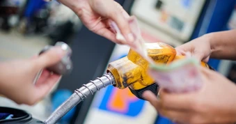 Giá xăng dầu tối 14-3: Xăng A95 ở mức 25.575 đồng/lít