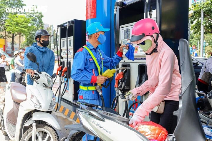 Giá xăng dầu trong nước đồng loạt giảm, có loại giảm gần 8.000 đồng/lít Giá xăng dầu trong nước đồng loạt giảm, có loại giảm gần 8.000 đồng/lít