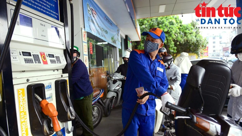 Giá xăng E5RON92 và dầu diesel tăng từ 15 giờ ngày 30/7 Giá xăng E5RON92 và dầu diesel tăng từ 15 giờ ngày 30/7