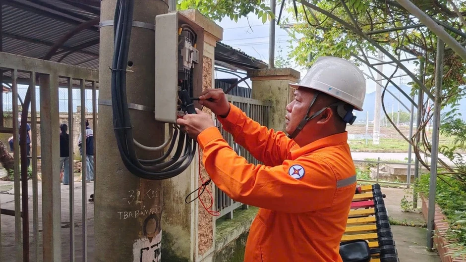 Giá xăng giảm, thủy điện dồi dào, vì sao EVN chưa giảm giá điện? Giá xăng giảm, thủy điện dồi dào, vì sao EVN chưa giảm giá điện?