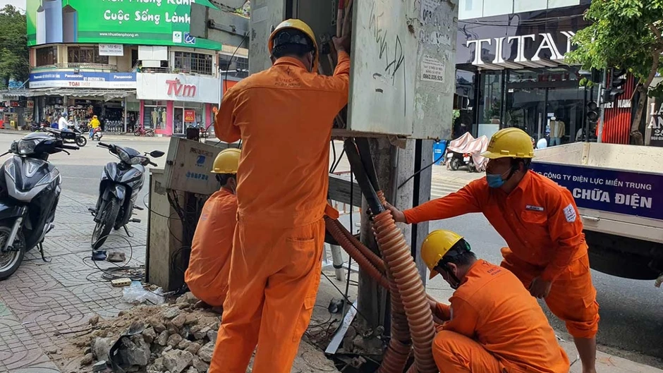 Giá xăng giảm, thủy điện dồi dào, vì sao EVN chưa giảm giá điện? Giá xăng giảm, thủy điện dồi dào, vì sao EVN chưa giảm giá điện?