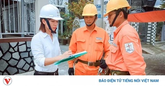 Giá xăng giảm, thủy điện dồi dào, vì sao EVN chưa giảm giá điện?
