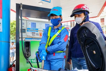 Giá xăng tiếp tục giảm, E10 về sát 20.000 đồng/lít