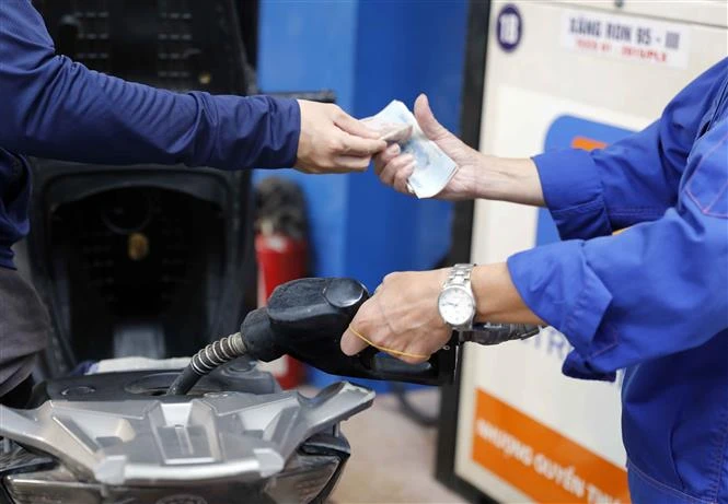 Giảm thuế xăng dầu 0%: Trợ lực cho nền kinh tế và người dân Giảm thuế xăng dầu 0%: Trợ lực cho nền kinh tế và người dân