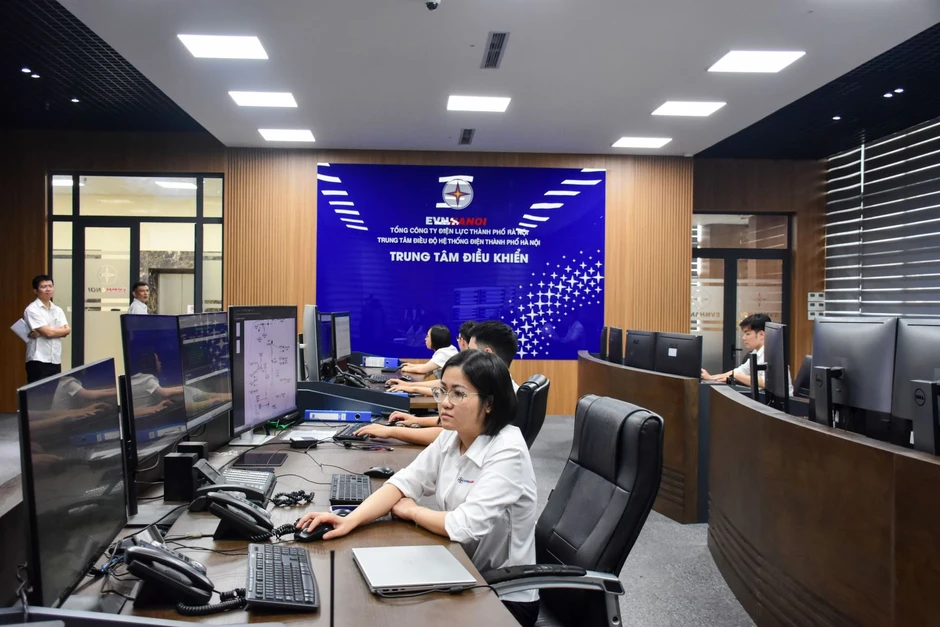 Giữ dòng điện Thủ đô thông suốt giữa những ngày nắng như đổ lửa Giữ dòng điện Thủ đô thông suốt giữa những ngày nắng như đổ lửa