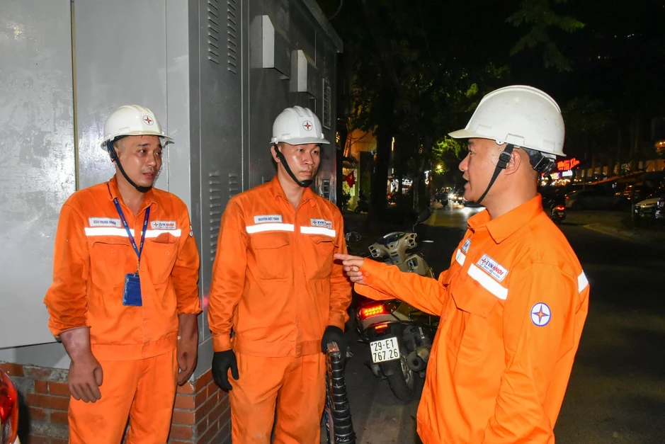 Giữ dòng điện Thủ đô thông suốt giữa những ngày nắng như đổ lửa Giữ dòng điện Thủ đô thông suốt giữa những ngày nắng như đổ lửa