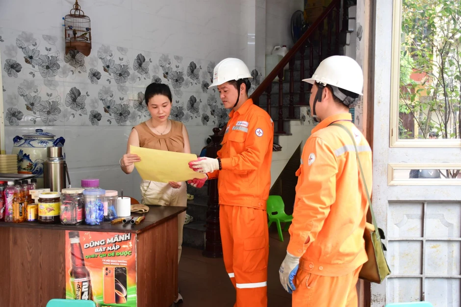 Giữ dòng điện Thủ đô thông suốt giữa những ngày nắng như đổ lửa Giữ dòng điện Thủ đô thông suốt giữa những ngày nắng như đổ lửa