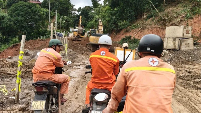 Giữ vững hệ thống truyền tải điện quốc gia khu vực Tây Bắc mùa mưa lũ Giữ vững hệ thống truyền tải điện quốc gia khu vực Tây Bắc mùa mưa lũ