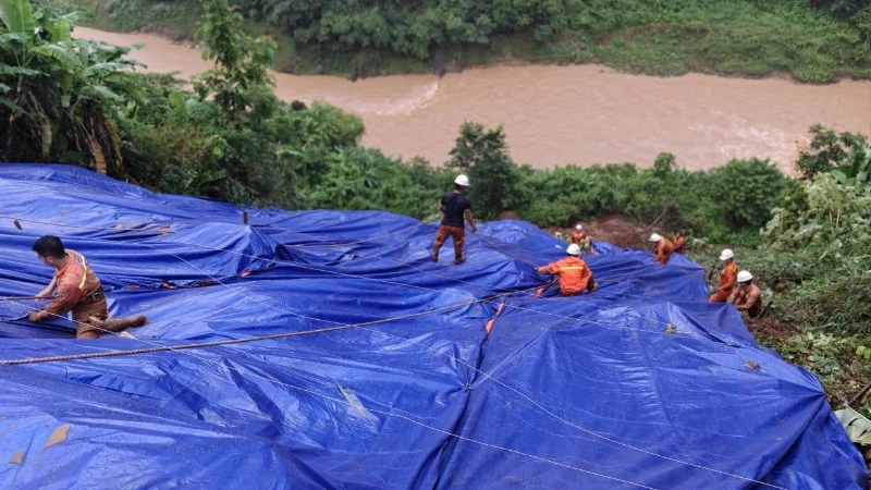 Giữ vững hệ thống truyền tải điện quốc gia khu vực Tây Bắc mùa mưa lũ Giữ vững hệ thống truyền tải điện quốc gia khu vực Tây Bắc mùa mưa lũ