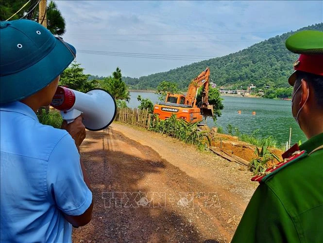 Hà Nội ra quân giải tỏa vi phạm trong phạm vi bảo vệ công trình thủy lợi hồ Đồng Đò Hà Nội ra quân giải tỏa vi phạm trong phạm vi bảo vệ công trình thủy lợi hồ Đồng Đò