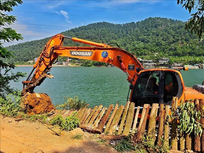 Hà Nội ra quân giải tỏa vi phạm trong phạm vi bảo vệ công trình thủy lợi hồ Đồng Đò Hà Nội ra quân giải tỏa vi phạm trong phạm vi bảo vệ công trình thủy lợi hồ Đồng Đò