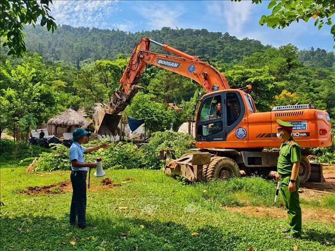 Hà Nội ra quân giải tỏa vi phạm trong phạm vi bảo vệ công trình thủy lợi hồ Đồng Đò Hà Nội ra quân giải tỏa vi phạm trong phạm vi bảo vệ công trình thủy lợi hồ Đồng Đò