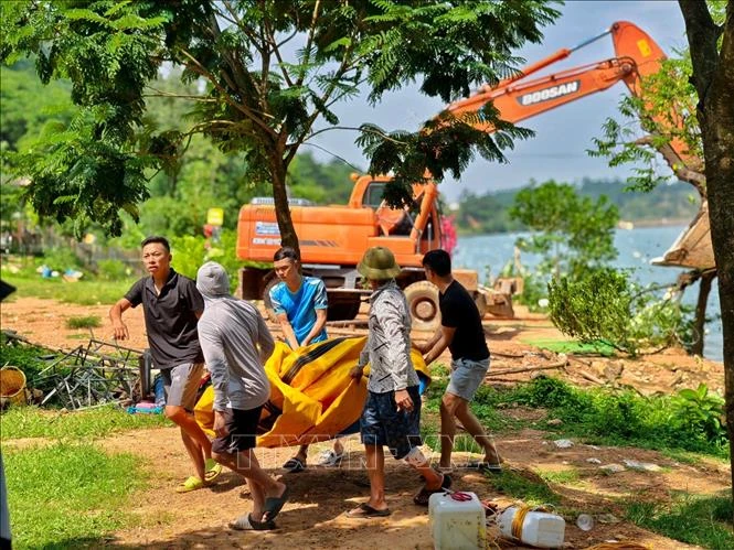 Hà Nội ra quân giải tỏa vi phạm trong phạm vi bảo vệ công trình thủy lợi hồ Đồng Đò Hà Nội ra quân giải tỏa vi phạm trong phạm vi bảo vệ công trình thủy lợi hồ Đồng Đò