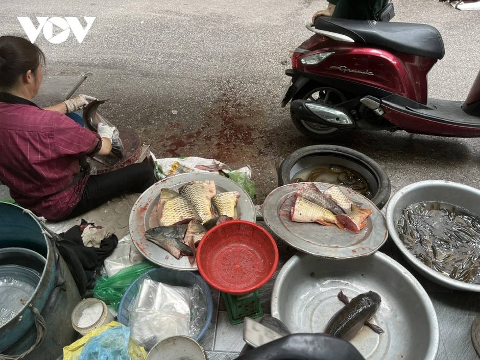 Hà Nội siết chặt vỉa hè, tiểu thương tìm cách xoay xở khi không gian bị thu hẹp Hà Nội siết chặt vỉa hè, tiểu thương tìm cách xoay xở khi không gian bị thu hẹp