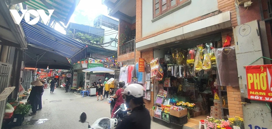 Hà Nội siết chặt vỉa hè, tiểu thương tìm cách xoay xở khi không gian bị thu hẹp Hà Nội siết chặt vỉa hè, tiểu thương tìm cách xoay xở khi không gian bị thu hẹp
