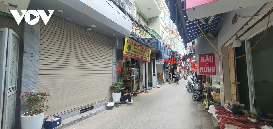 Hà Nội siết chặt vỉa hè, tiểu thương tìm cách xoay xở khi không gian bị thu hẹp Hà Nội siết chặt vỉa hè, tiểu thương tìm cách xoay xở khi không gian bị thu hẹp