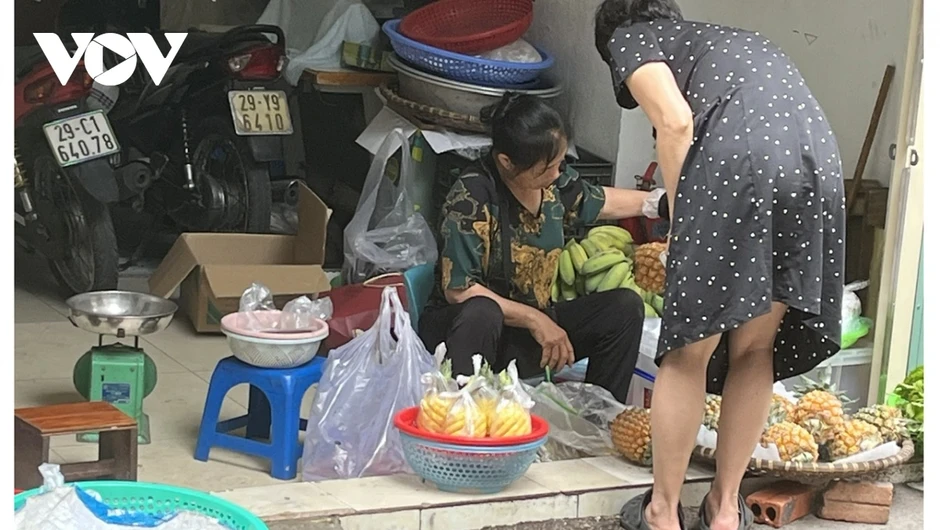 Hà Nội siết chặt vỉa hè, tiểu thương tìm cách xoay xở khi không gian bị thu hẹp Hà Nội siết chặt vỉa hè, tiểu thương tìm cách xoay xở khi không gian bị thu hẹp