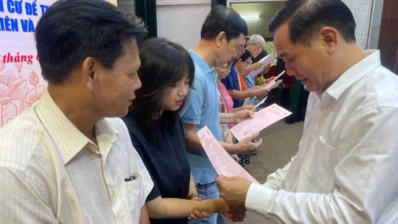 Hà Nội trao 200 “sổ đỏ” đất tái định cư cho người dân phường Hồng Hà Hà Nội trao 200 “sổ đỏ” đất tái định cư cho người dân phường Hồng Hà