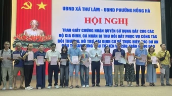 Hà Nội trao 200 “sổ đỏ” đất tái định cư cho người dân phường Hồng Hà