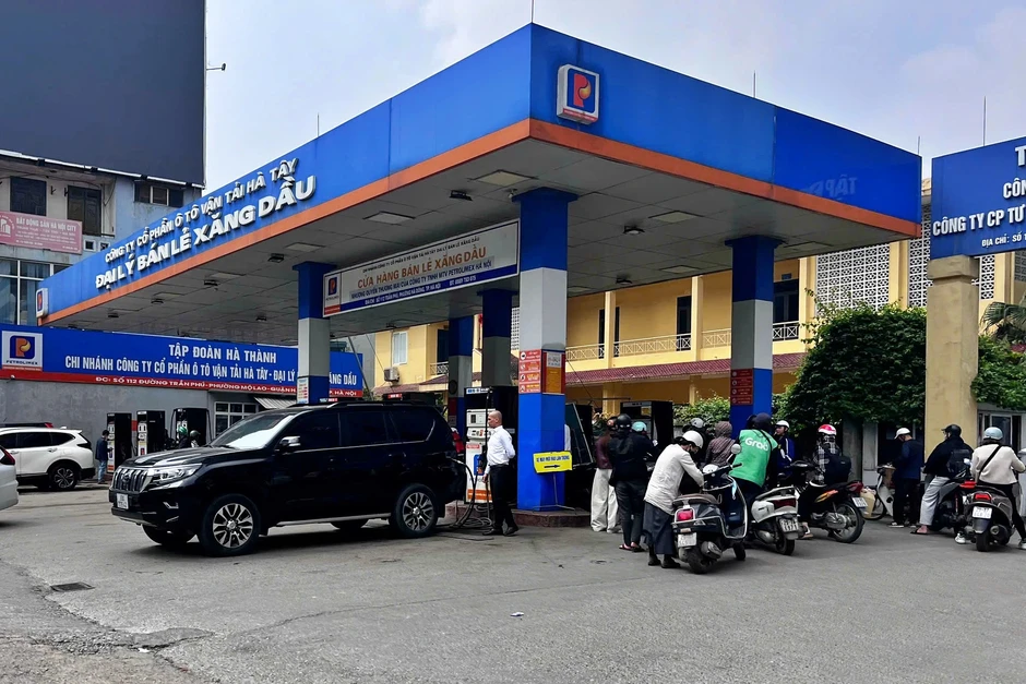 Hà Nội yêu cầu xử lý hoạt động bán xăng dầu bằng chai, lọ Hà Nội yêu cầu xử lý hoạt động bán xăng dầu bằng chai, lọ